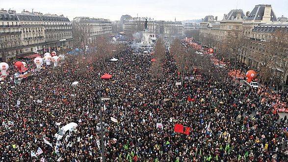 Более 1 миллиона французских протестующих вышли на улицы по всей стране против пенсионной реформы Макрона