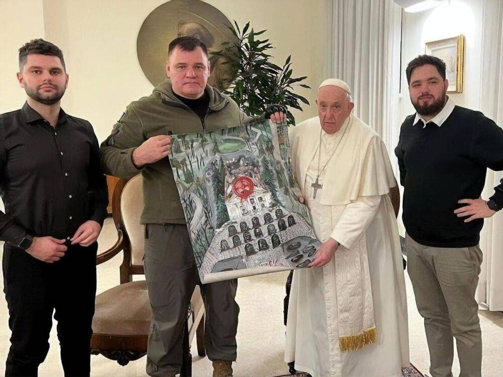 Папе Римскому передали картину о трагедии Мариуполя