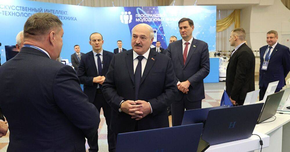 "Стоял у истоков работ по ИИ": Лукашенко посетил хайтек-выставку в Минске (видео)