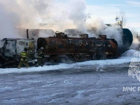В россии снова пылает: загорелся бензовоз и железнодорожные цистерны