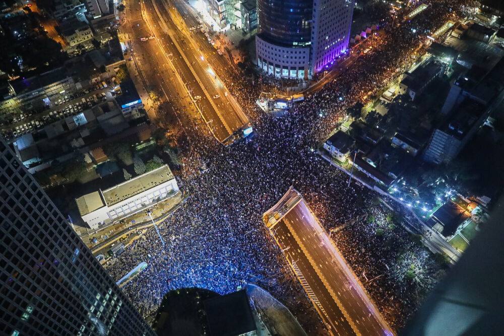 «Демонстрации людей, любящих Государство Израиль»: более 150,000 в Тель-Авиве, тысячи в других городах
