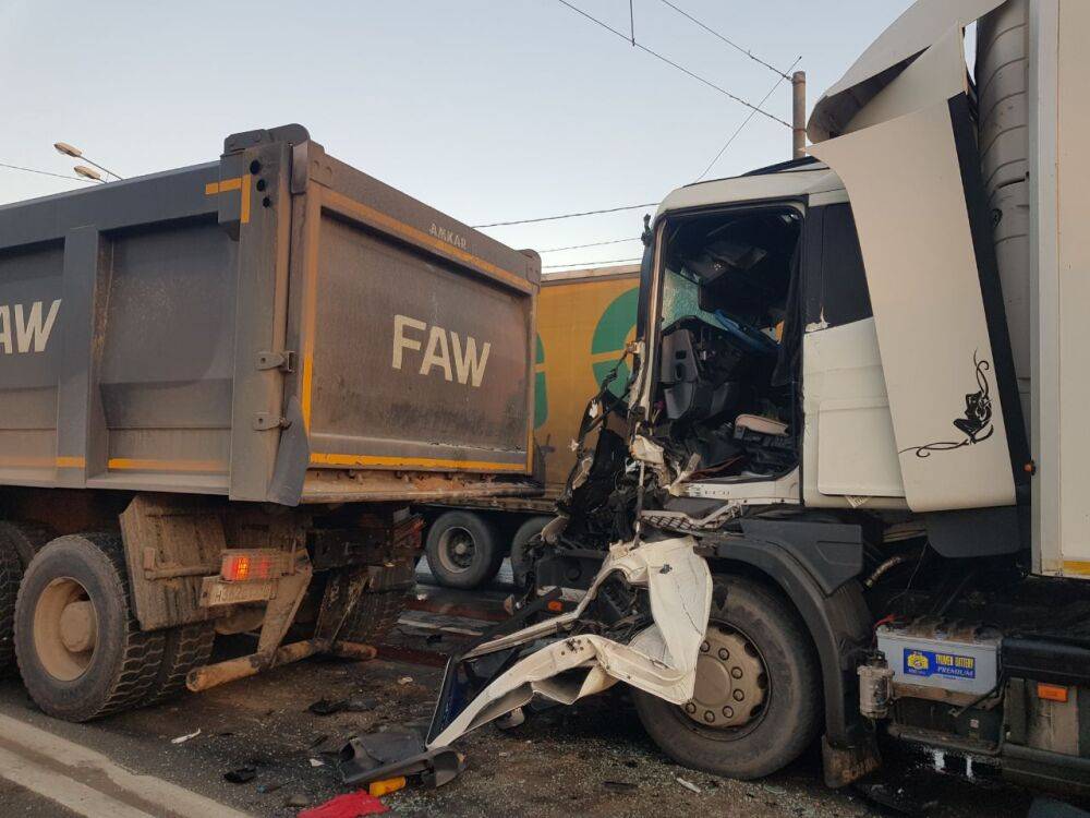 Один человек пострадал в столкновении двух грузовиков под Тверью