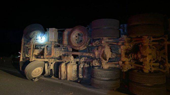 В Воронежской области опрокинулся грузовик, водитель погиб