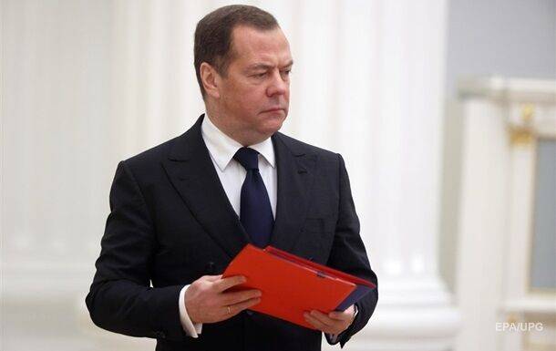Медведев уже жалуется, что РФ "будет непросто"