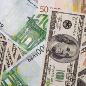 Как изменится курс евро и доллара в Украине в 2023 году