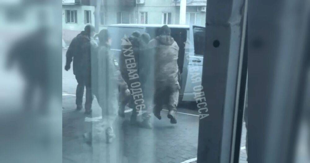 Вручение повесток в Одессе: пять военных задержали мужчину и отвезли в военкомат (видео)
