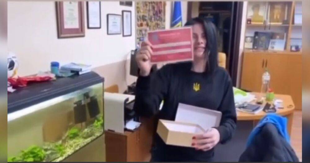 Пропуск для Mersedes: начальника полиции Львовской области уволили из-за подарка девушке (видео)