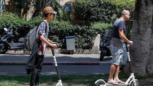 В Тель-Авиве ввели новый способ борьбы с самокатами на тротуарах