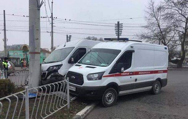 В Крыму столкнулись легковое авто и скорая помощь: четверо пострадавших