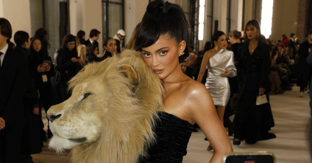 Кайли Дженнер появилась на модном показе в платье, декорированном головой льва