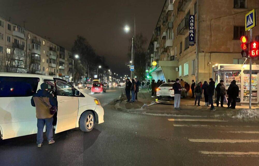На Волоколамском проспекте в Твери автомобиль, вылетевший на тротуар после столкновения, сбил женщину