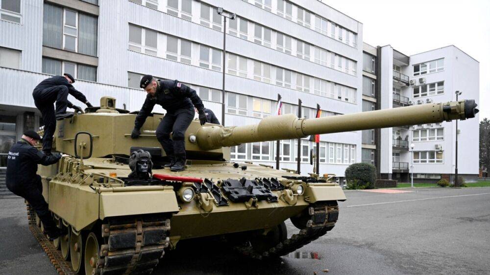 Германия согласилась на отправку танков "Леопард" Украине