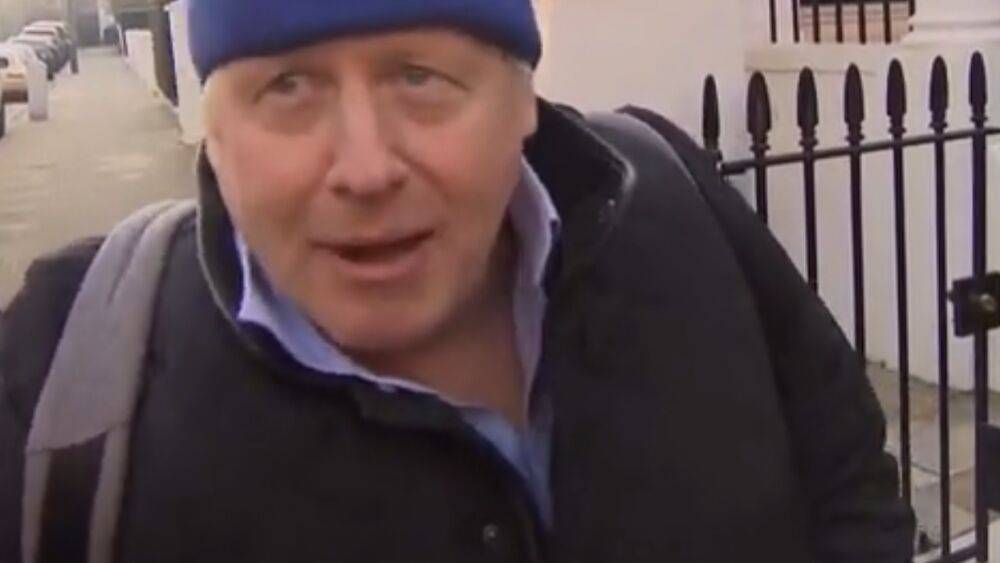 Джонсон разгуливает по улицам Лондона в шапке-подарке от "Укрзализныци": забавное видео