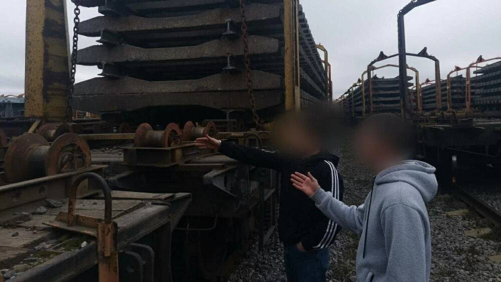 Жители Ржева украли полтонны металла с железной дороги