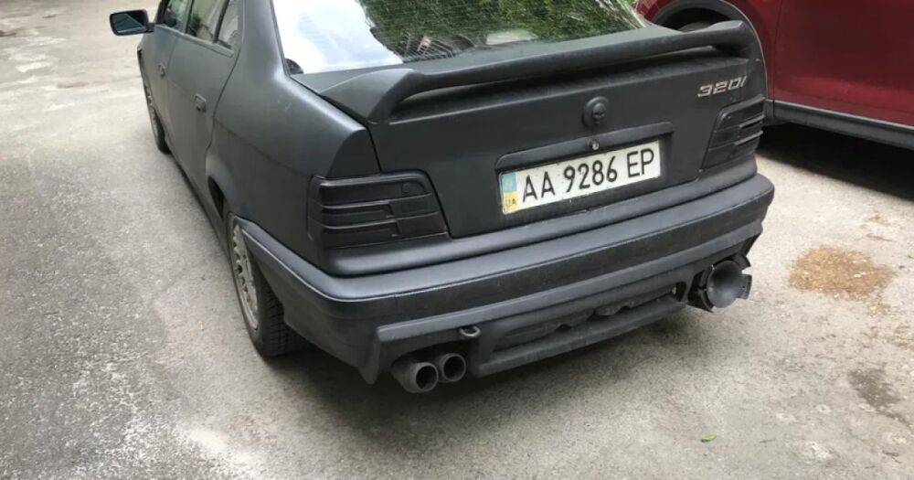 В Украине продают старый седан BMW с очень жутким тюнингом (фото)