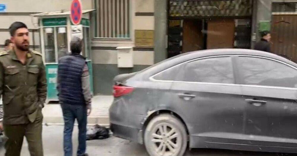 Застрелили охранника: в Иране произошло нападение на посольство Азербайджана (видео)