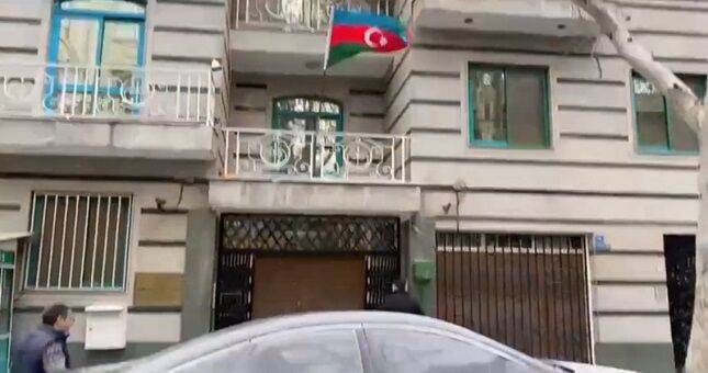 На посольство Азербайджана в Иране совершено нападение