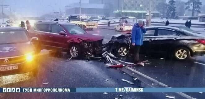 В Минске на Партизанском проспекте столкнулись 6 автомобилей