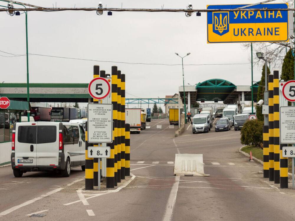 Кабмин Украины принял постановление о запрете выезда чиновников и госслужащих за границу
