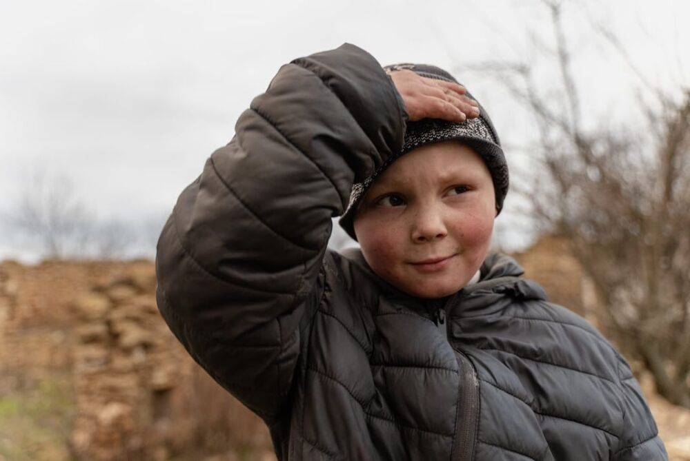 Украинцев тронуло фото мальчика, игравшего на руинах на Херсонщине: "Когда вырасту — хочу..."