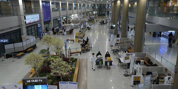 Спасались от мобилизации: пятеро россиян на месяцы застряли в аэропорту Сеула
