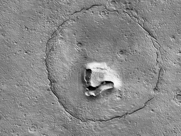 На поверхности Марса заметили холм, похожий на морду медведя: показали фото