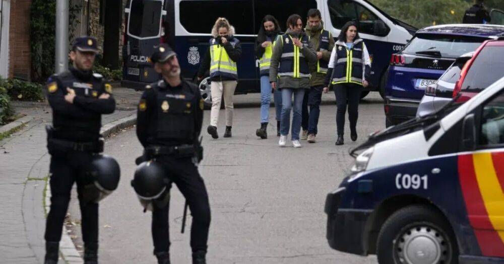 Рассылка конвертов со взрывчаткой в Испании: в МВД рассказали, что нашли дома у подозреваемого