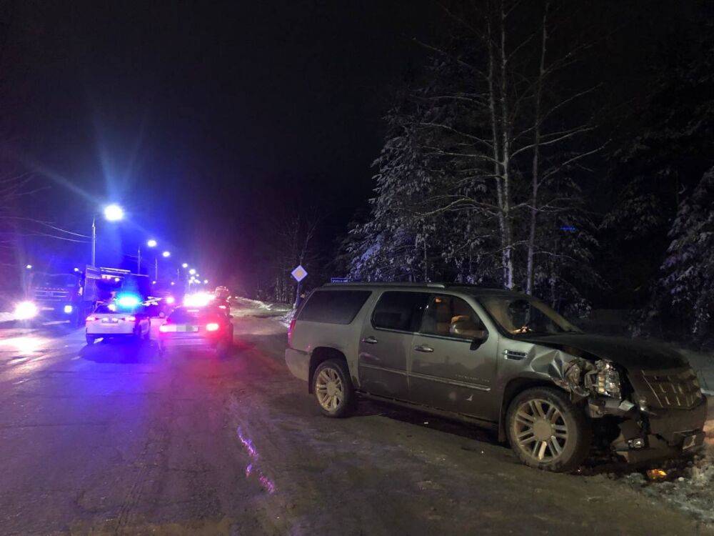 В Твери на Бежецком шоссе два человека пострадали в столкновении Ваза и Cadillac
