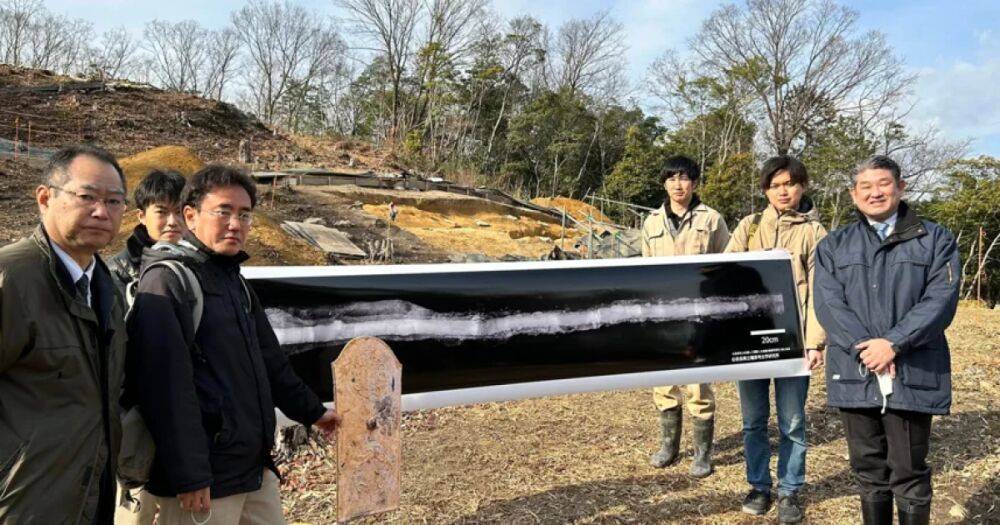 В японской гробнице нашли самый длинный меч и древнее бронзовое зеркало (фото)