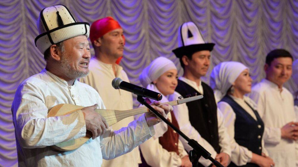 В Кыргызстане запретили петь под фонограмму в госучреждениях