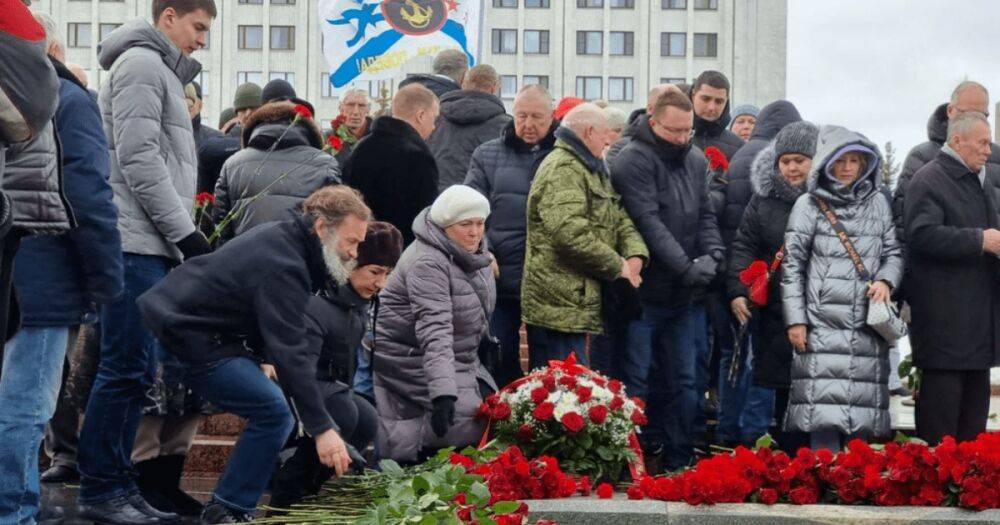 Скорбят по погибшим: в Самаре прошли митинги после удара ВСУ по базе ВС РФ в Макеевке (видео)