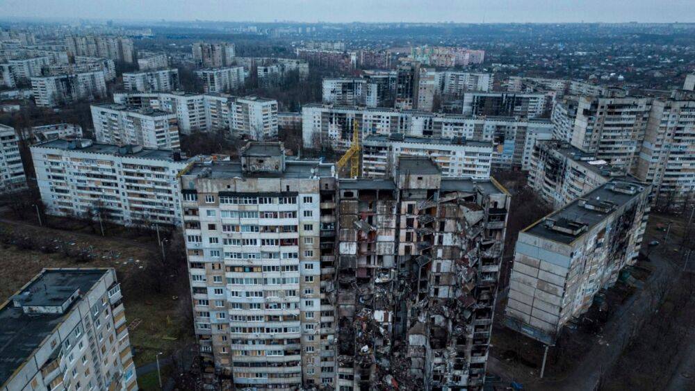 Власти Харькова: ракета попала в жилой дом в центре города