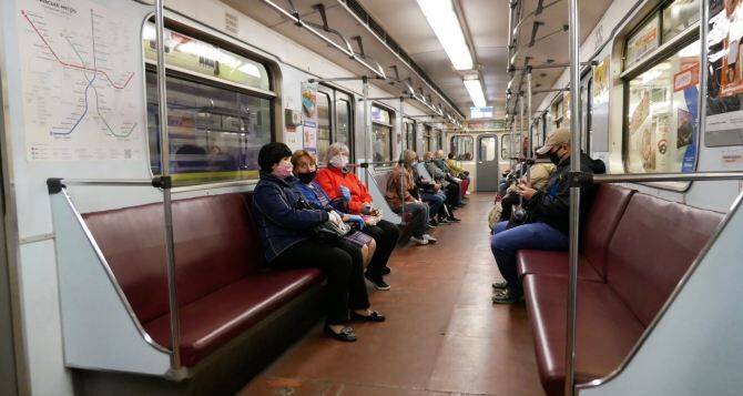 В Киеве станции метро заработали по новым правилам