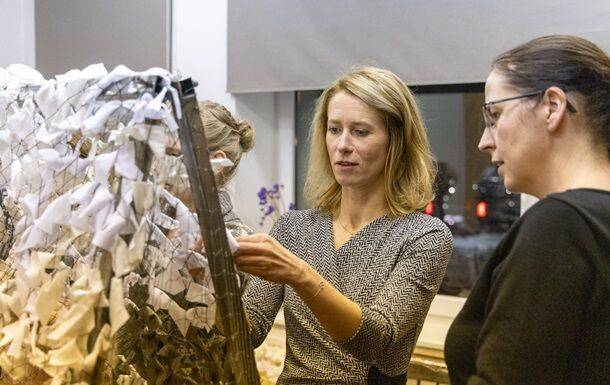 Премьер Эстонии показала, как плетет маскировочные сетки для ВСУ