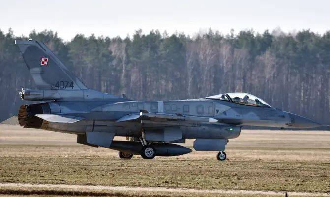 Польша может передать Украине свои истребители F-16 только в координации с НАТО