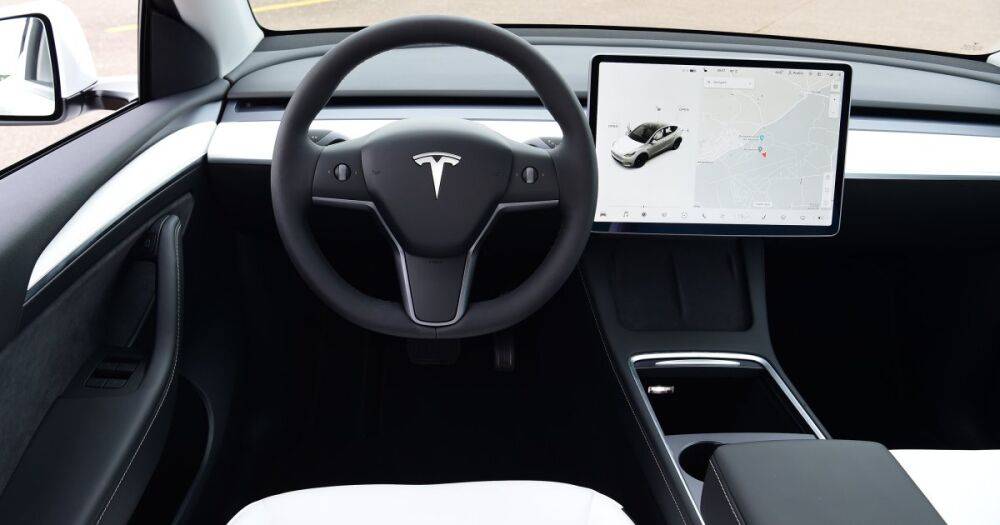 Очередной скандал Tesla: на электромобилях отваливается руль во время вождения (видео)