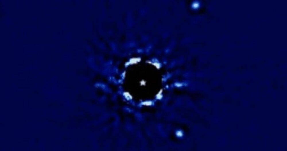 Ученый показал, как двигаются вокруг звезды 4 планеты на расстоянии в более 100 световых лет (видео)