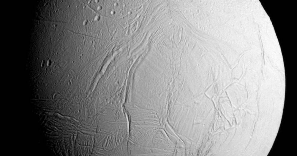 Найти жизнь на спутнике Сатурна можно даже не приземляясь на него: что предлагают ученые