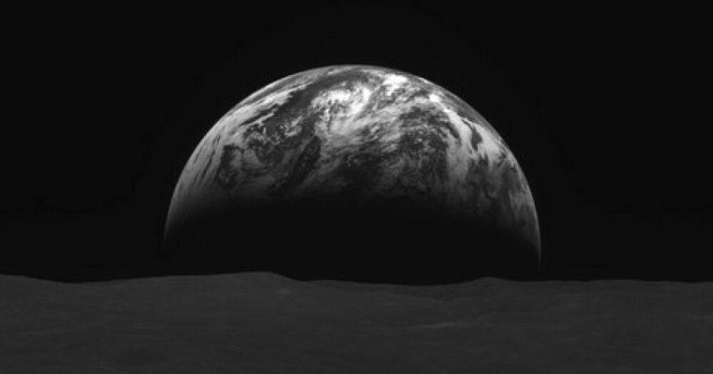 Просто дух захватывает. Корейский космический аппарат показал, как выглядят Земля и Луна из космоса (фото)