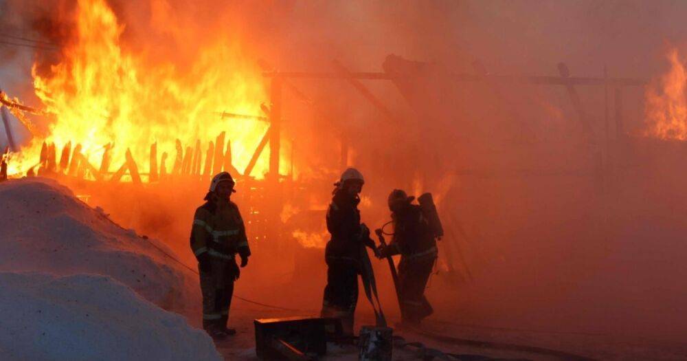 Огонь и столб черного дыма: в Томске загорелся лагерь мобилизованных (видео)