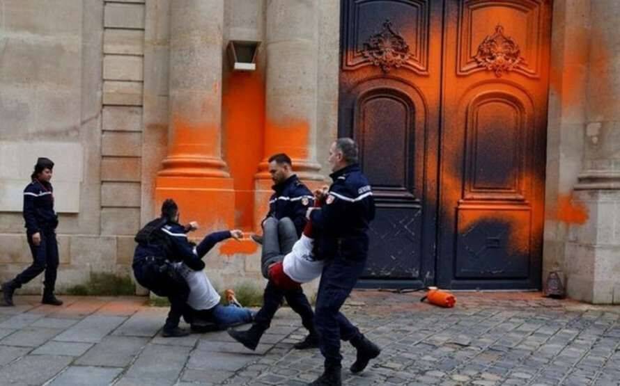 Екоактивісти осквернили ворота резиденції прем'єр-міністра Франції (відео)