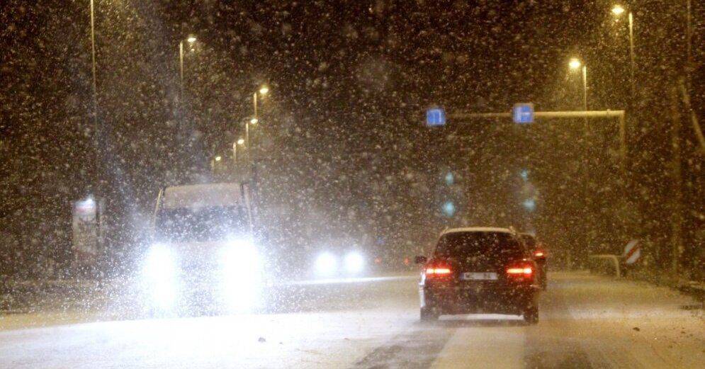 Из-за сильных снегопадов осложнено движение по всей Латвии