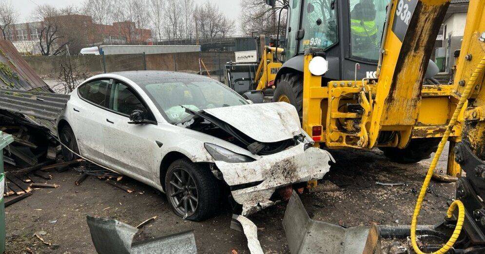 Пьяный водитель совершил ДТП на каршеринговой Tesla: ему может грозить штраф до 100 000 евро