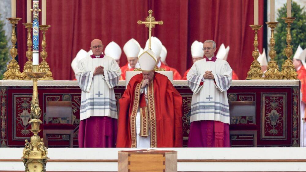 В Ватикане проходят похороны папы римского Бенедикта XVI