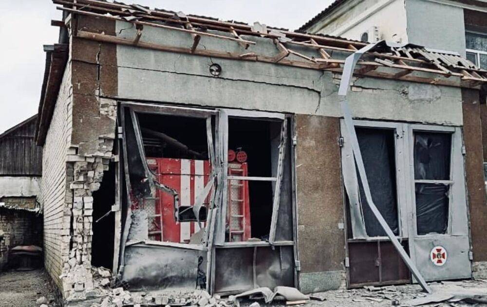 Росіяни вдарили по пожежній частині у Херсоні: фото наслідків