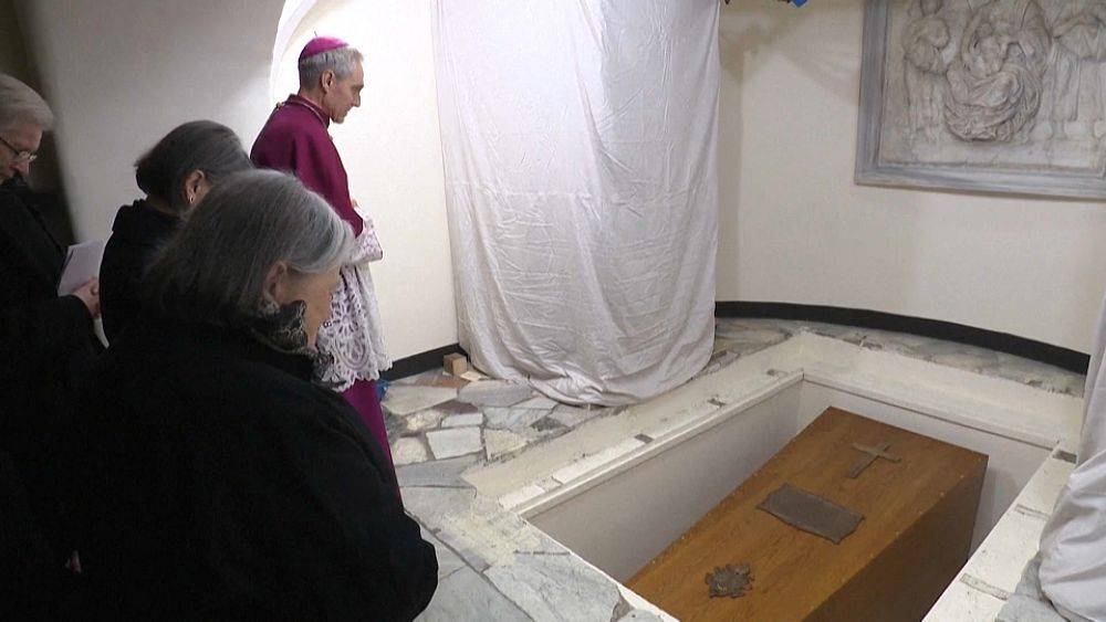 Бенедикта XVI похоронили в крипте в соборе Св. Петра