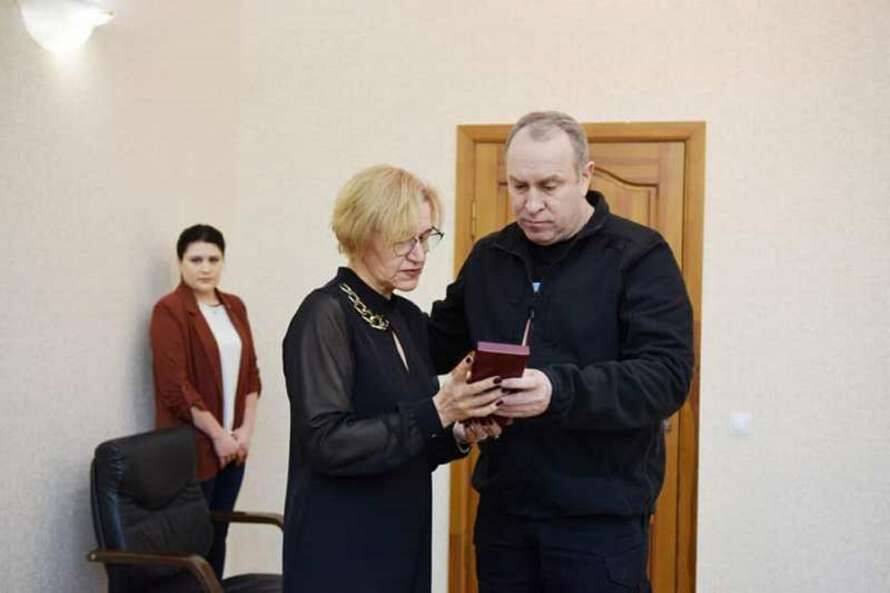 Начальник Черкаської ОВА передав родинам посмертні нагороди Героїв