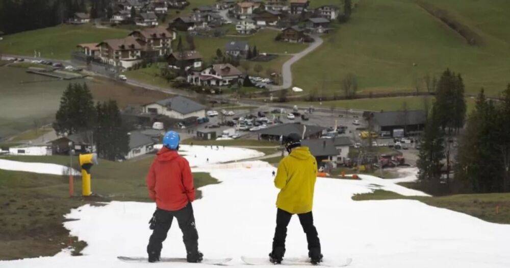 Из-за отсутствия снега: горнолыжные курорты в Альпах вынуждены закрывать трассы (видео)