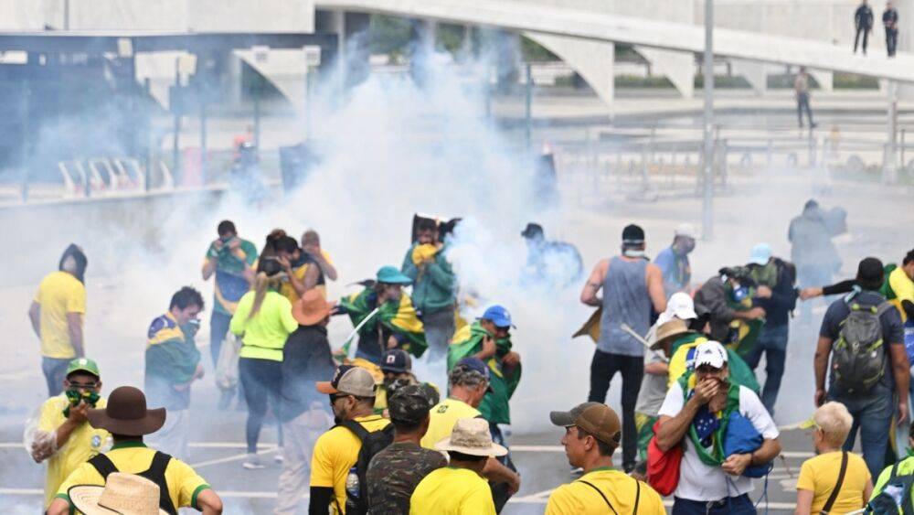 В Бразилии сторонники Болсонару ворвались в здание Конгресса