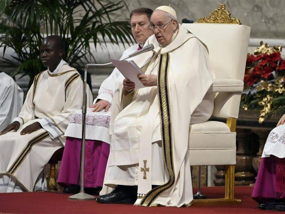 Папа Франциск заявил о "преступлении против бога и людей" в Украине и угрозе ядерной войны